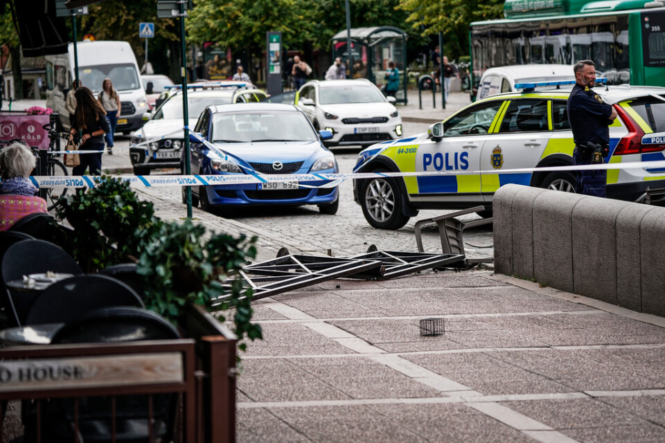 Polis på plats vid järnvägsstationen i Lund i samband med bråk mellan flera personer vid en uteservering.