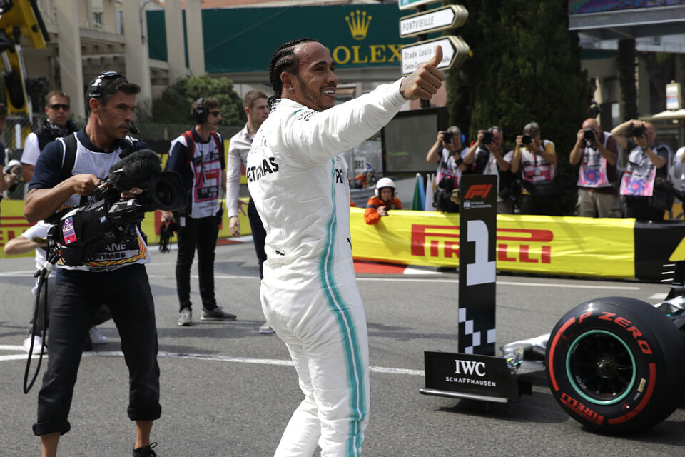 Lewis Hamilton firar sin kvalseger i Monaco.