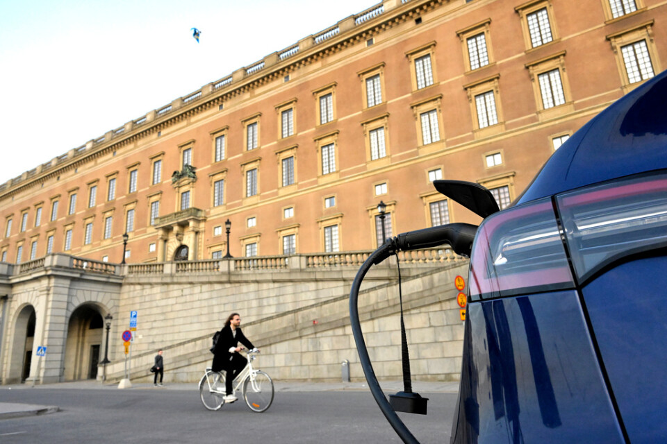 Laddplats för elbilar på Slottskajen nedanför Stockholms slott.