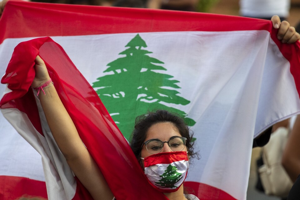 En av många regeringskritiska demonstranter som fortsätter att genomföra protester på Libanons gator, här i huvudstaden Beirut i torsdags.