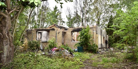 Ruinerna kvar efter branden – nu lovar kommunen krafttag mot ödehuset