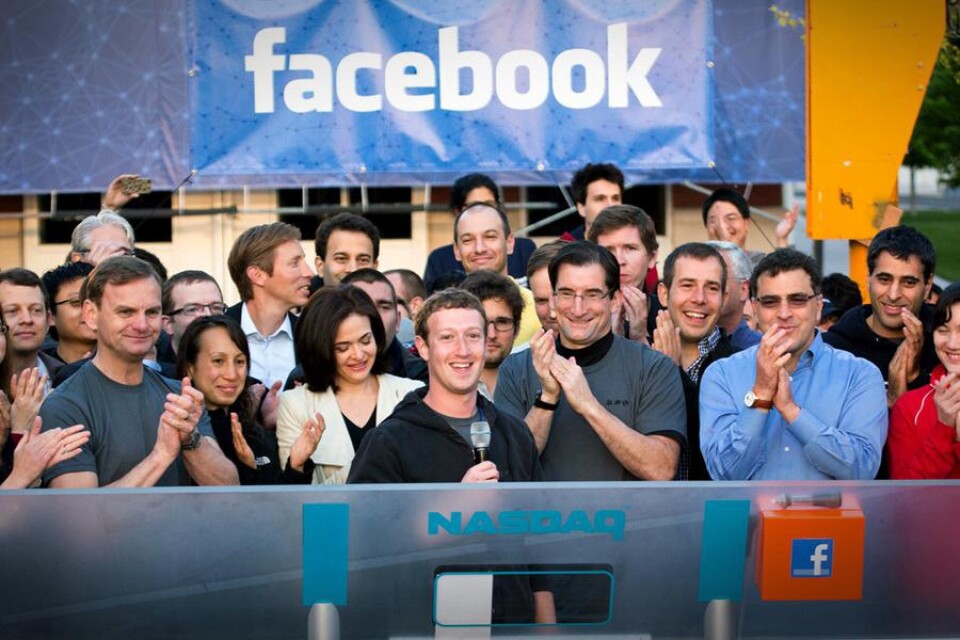 Facebook-gänget vid introduceringen. Grundaren Zuckerberg i fronten.
