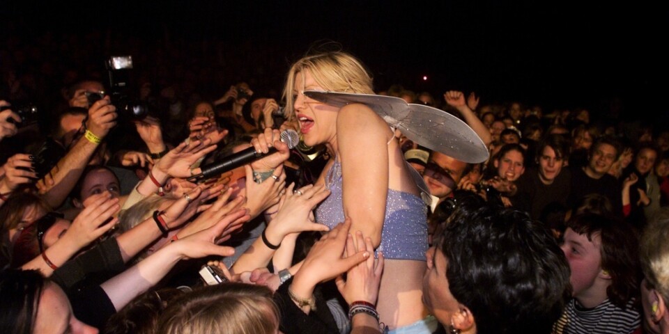 Courtney Love (här på Hultsfredsfestivalen) kritiserar rockens finrum för sexism. Arkivbild.