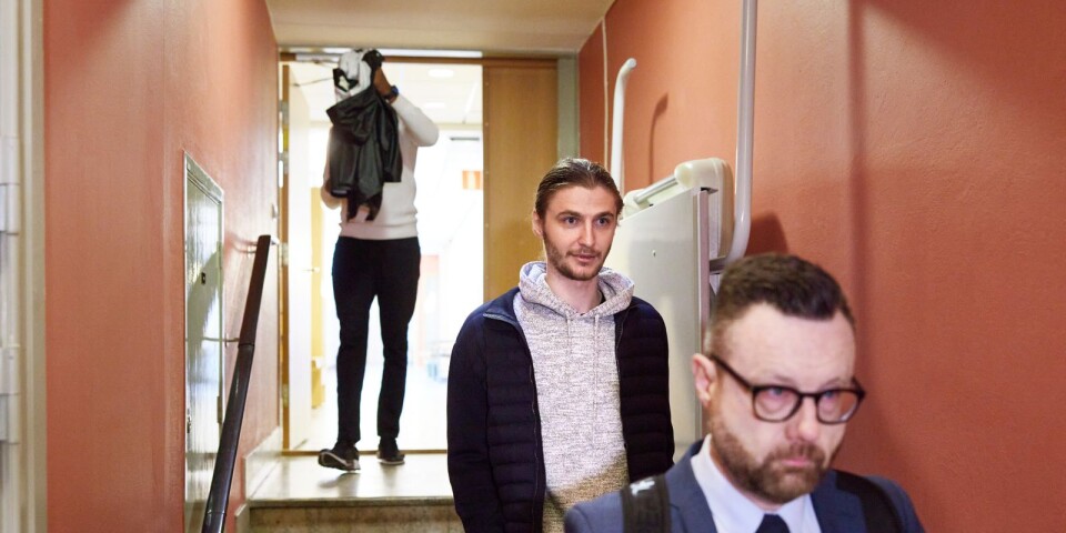 Bilden visar den då åtalade Pawel Cibicki anlända till Malmö tingsrätt när rättegången för matchfixningshärvan inleddes.