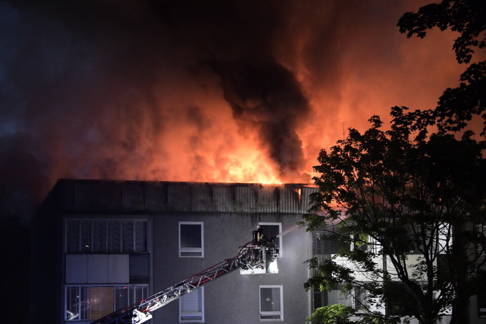Det brann i ett flerfamiljshus i Vällingby på lördagskvällen. Röken syntes över stora delar av Västerort.