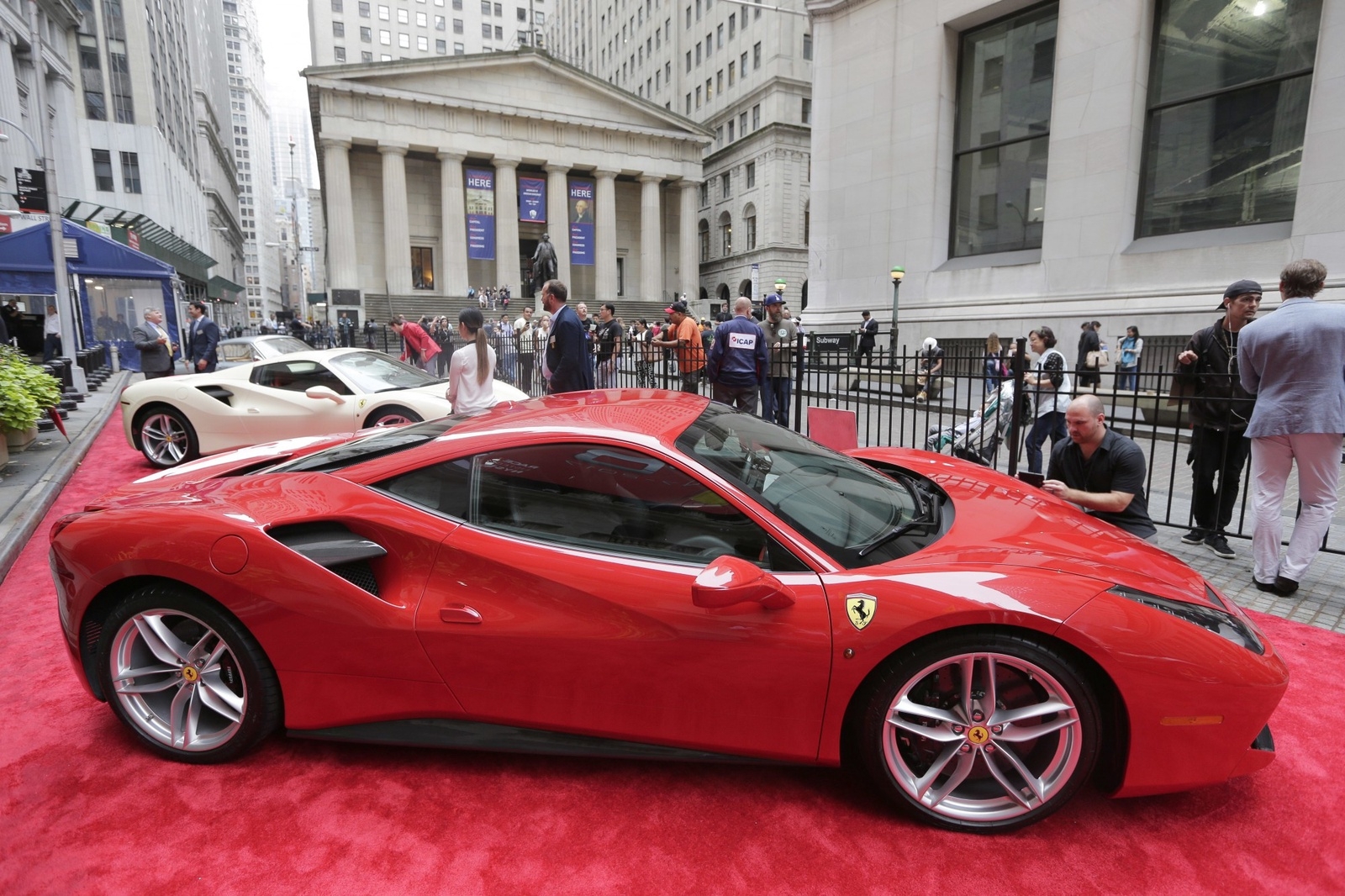 När Ferrari firade sitt 70-årsjubileum i oktober i år radade man upp några av sina modeller framför New York-börsen.
Foto: Seth Wenig