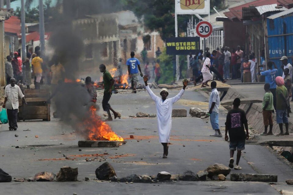 Två personer dödades när granater kastades in på en marknad i Burundis huvudstad Bujumbura, rapporterar statliga medier. En AP-reporter såg en död och minst tio skadade efter explosionerna. Christine Kaneza, fruktförsäljare och en av de skadade, berätt