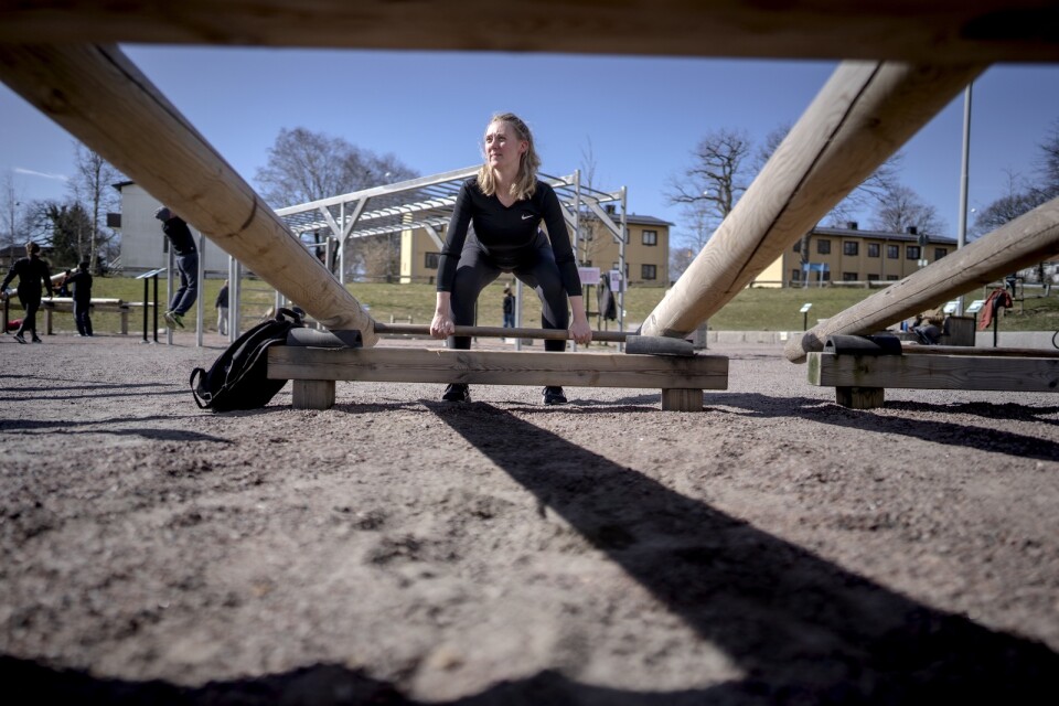 Malin Samuelsson tränar på utegymmet vid Slottsskogen i Göteborg. "Man behöver ett avbrott och få komma ut", säger hon.