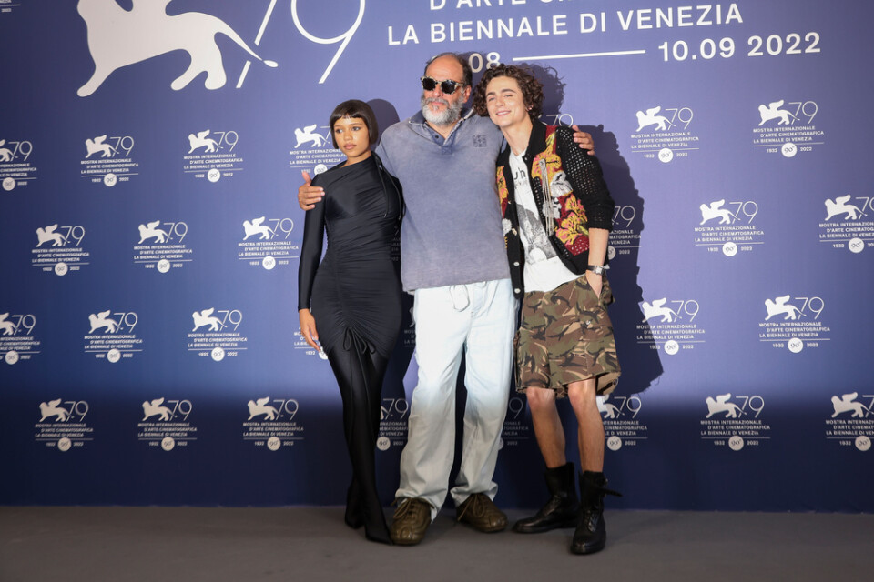 Taylor Russell, regissören Luca Guadagnino och Timothee Chalamet i Venedig.