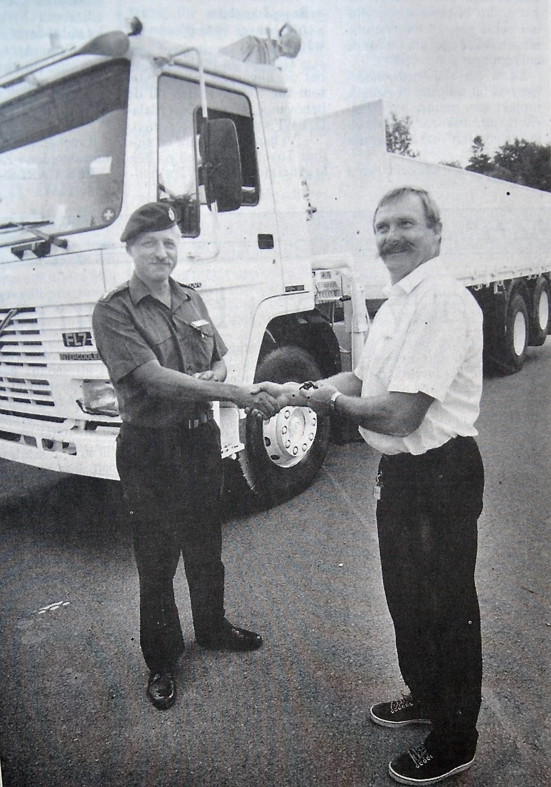 Peter Alf överlämnar den vita lastbilens nycklar till Rolf Jönsson och önskar lycka till med det riskfyllda uppdraget.
Arkivbild: Björn Nilsson