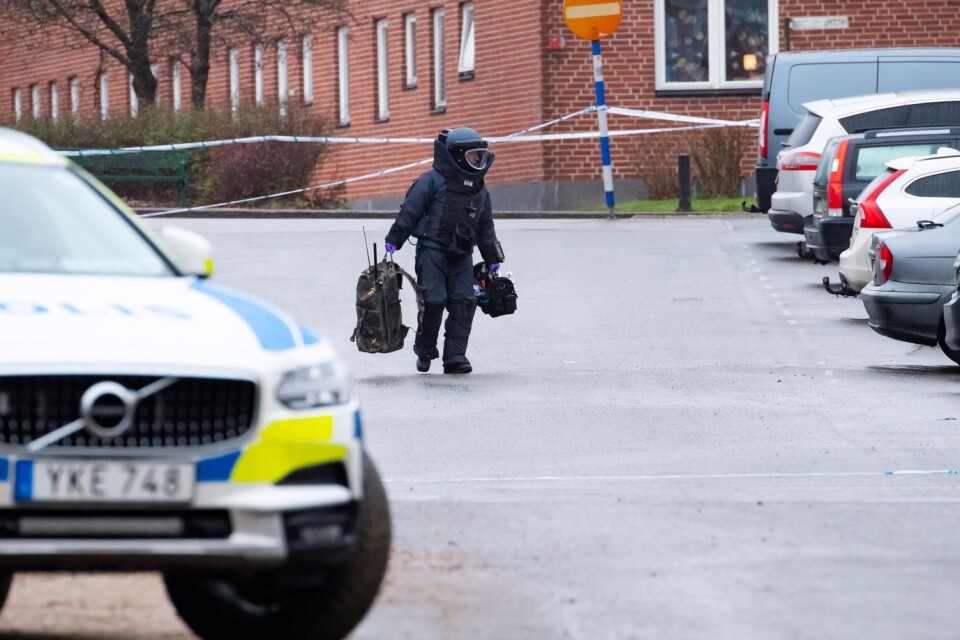 Ett okänt fyrkantigt föremål hittades på marken, vid en bil på Verkstadsgatan i centrala Hässleholm. Personal från nationella bombskyddet och kriminaltekniker undersöker området kring bilen.