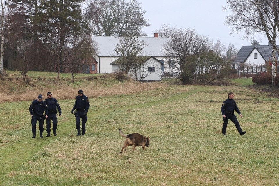 Polisens hundpatrull sökte igenom ett område i Järrestad i samband med att en man greps, misstänkt för mord.