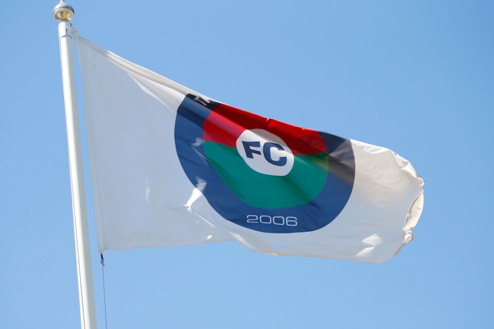 Flagga med FC Trelleborgs klubbmärke vajar på Ymorvallen.
