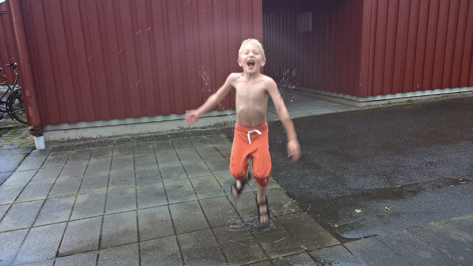 Även om vädret varit som det varit älskar Alve Ådahl, sex år, att hoppa i vattenpölarna hemma på gränden! Bilden är tagen av mamma Therese Ådahl.