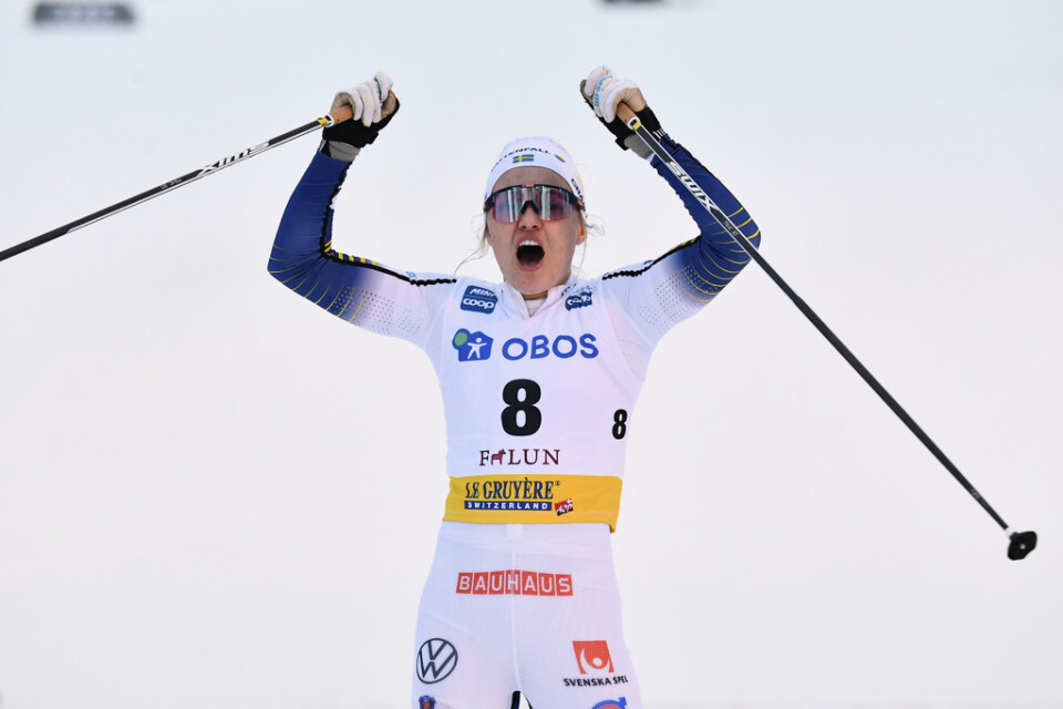 Linn Svahn jublar över segern i Falun i februari.