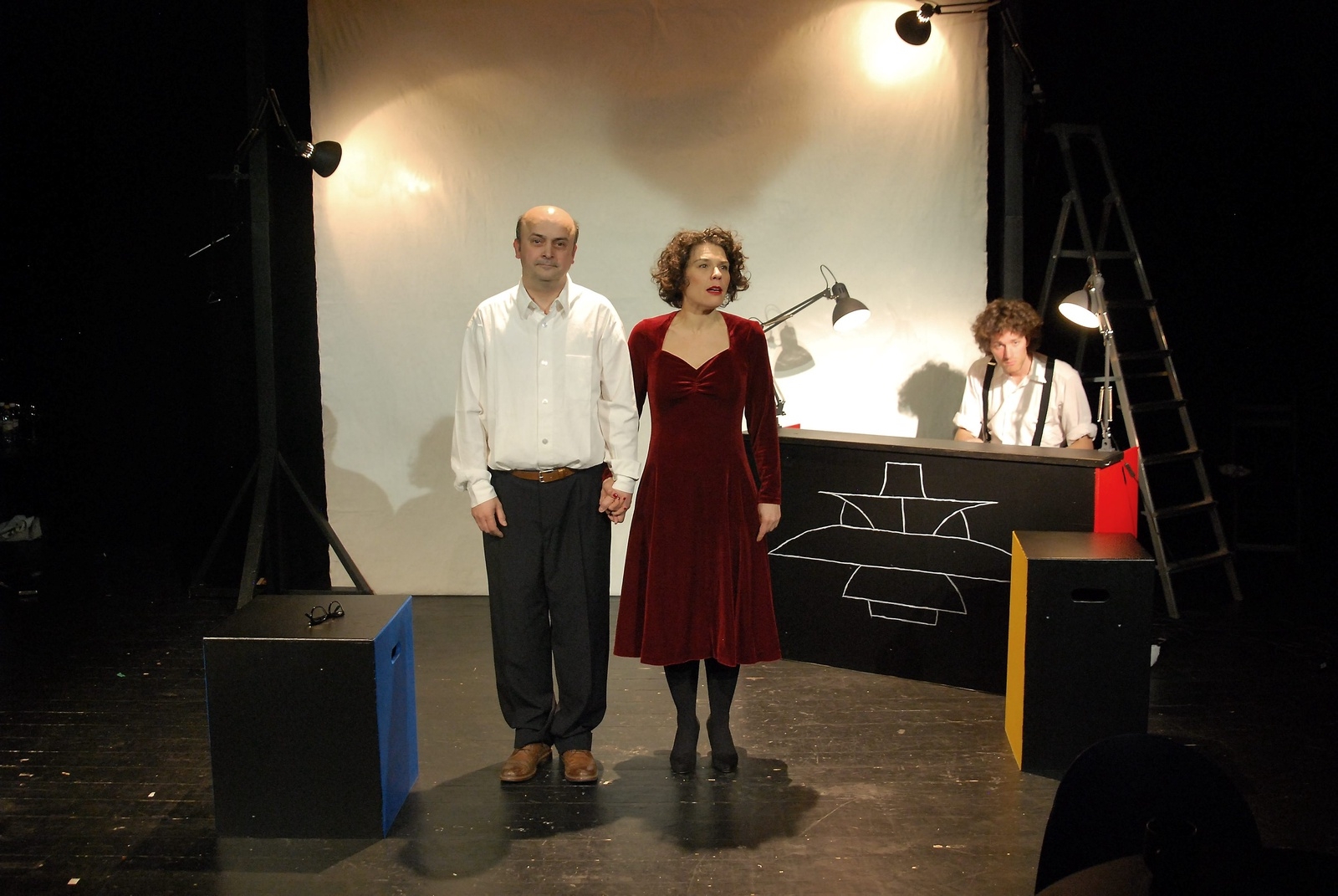 Zeljko Santrac, Suzanna Santrac och Jonatan Sersam på scen i Livia och PH – en motståndskabaré. Foto: Gunilla Wedding