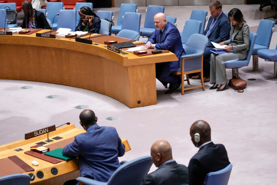 Sudans FN-ambassadör lyssnar när ICC:s chefsåklagare Karim Khan vid ett möte i FN:s säkerhetsråd på torsdagen informerar om att en ny utredning om krigsbrott i Sudan har inletts.