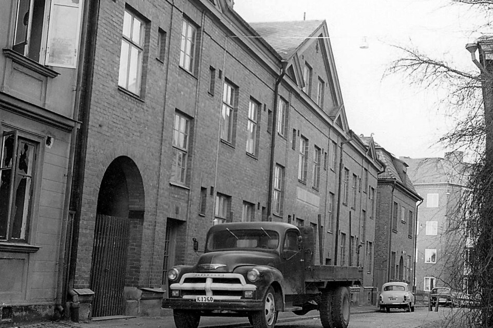 I april 1960 hade rivningarna av Änkehuset inletts. Vid den ljusa bilen i bakgrunden syns även gamla BB. (FOTO: F. Svensson/Blekinge Museum)