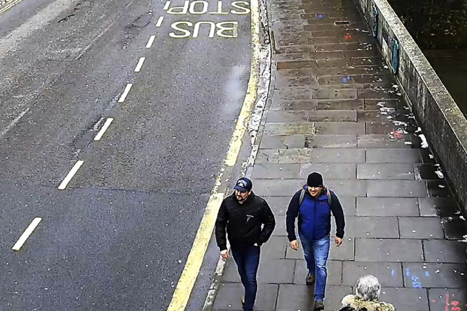Här går de två ryska männen längs med en gata i Salisbury den 4 mars 2018, i samband med förgiftningen av Sergej och Julia Skripal. Arkivbild.