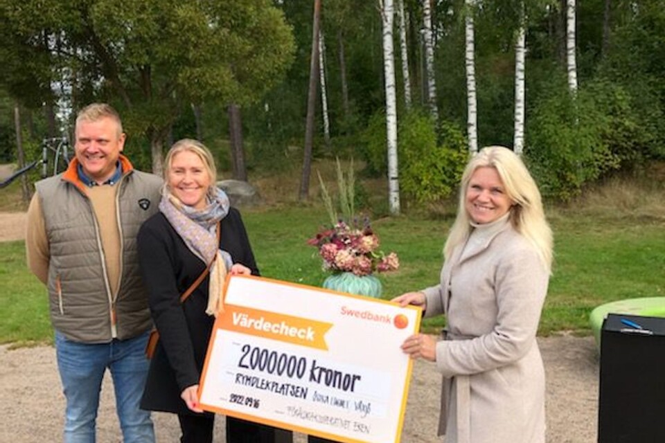 Representanter från Föräldrakooperativet Eken överlämnar gåvan på två miljoner kronor till Sofia Stynsberg, ordförande i tekniska nämnden i Växjö kommun.
