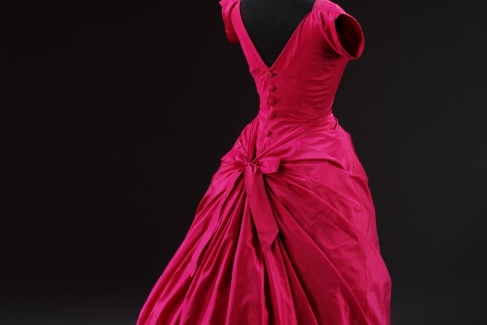 Cristóbal Balenciaga: aftonklänning i röd sidentaft, 1955.