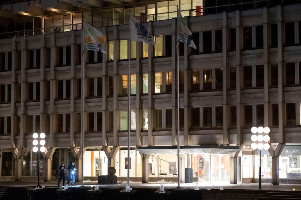 Entrén till stadshuset i Landskrona sprängdes sönder natten till torsdagen. 
Foto: Johan Nilsson / TT