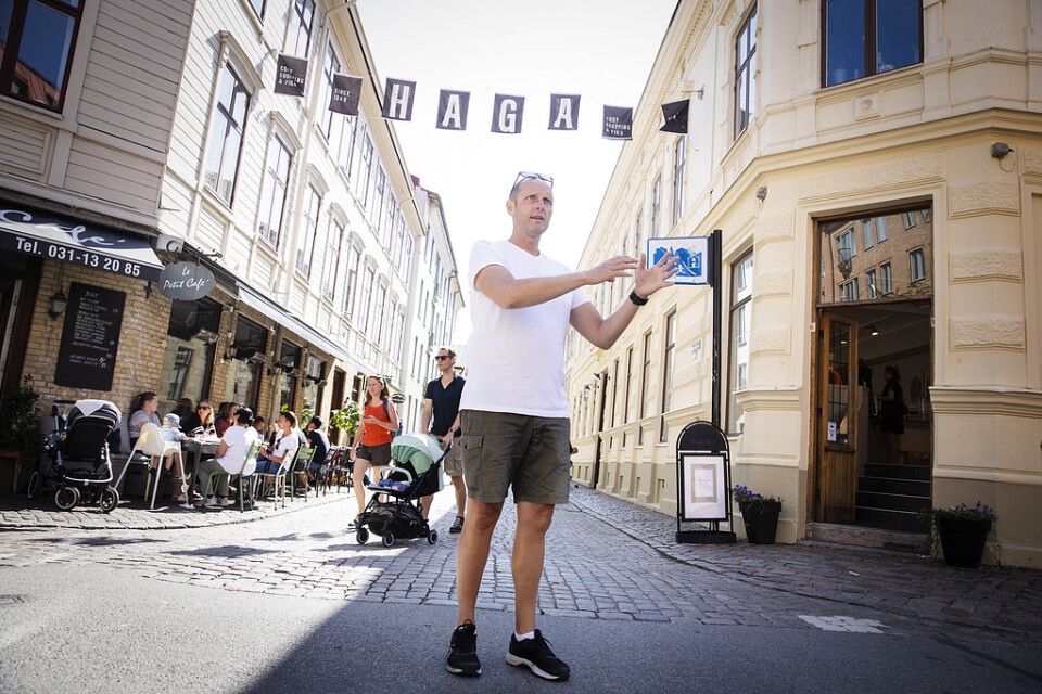 Jan Palmén, kriminolog och guide för Crimewalks i Göteborg, utanför ett hus där en styckmöderska höll till på 1800-talet.