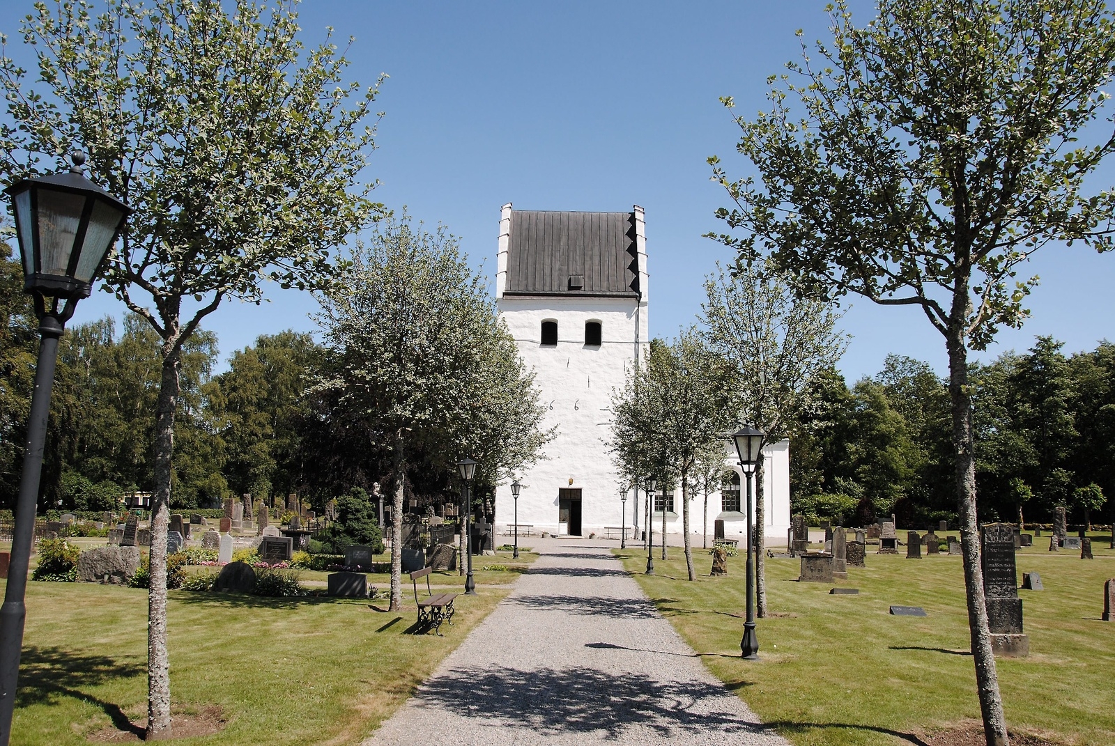 Finja kyrka byggdes på initiativ av ärkebiskopen i Lund.