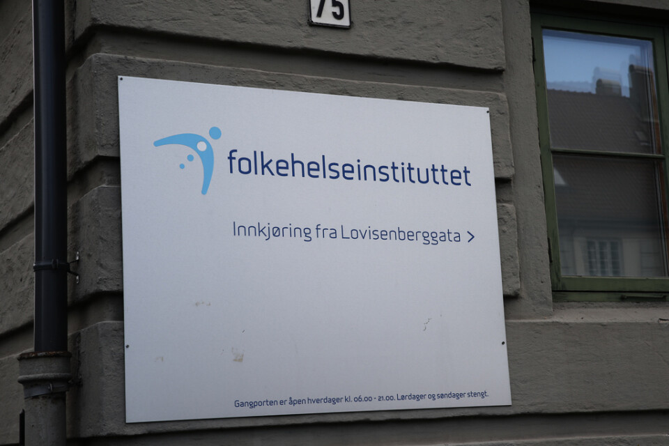 Smittskyddsexperterna vid Folkehelseinstituttet i Norge har en rådgivande funktion och inte samma roll som kollegorna på svenska Folkhälsomyndigheten.