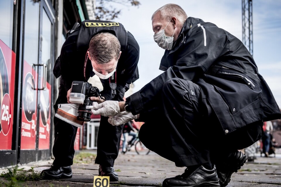 Kriminaltekniker undersöker en patron efter nattens skjutning i Nörrebro. Foto: TT