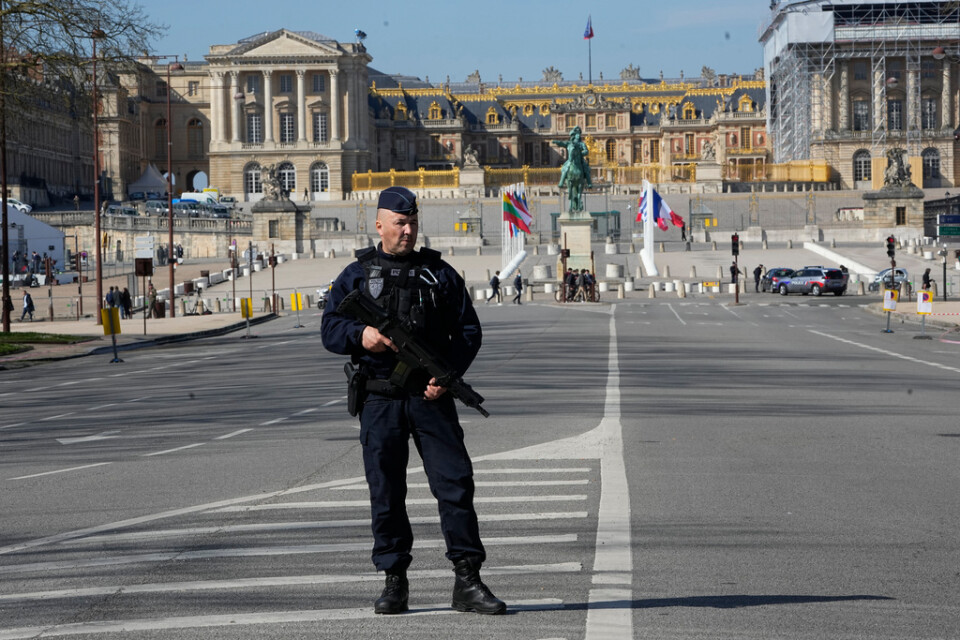 Fransk polis framför slottet i Versailles där EU-ländernas stats- och regeringschefer håller toppmöte.