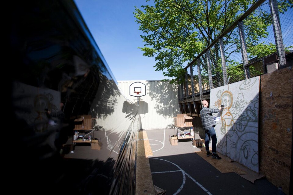 Basketplanen har förvandlats till en graffitivägg i plast. Foto: Tomas Nyberg