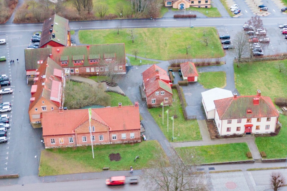Municipal Hall, seen from above (drone image). Two buildings, the old courthouse and the former doctor's residence will remain.