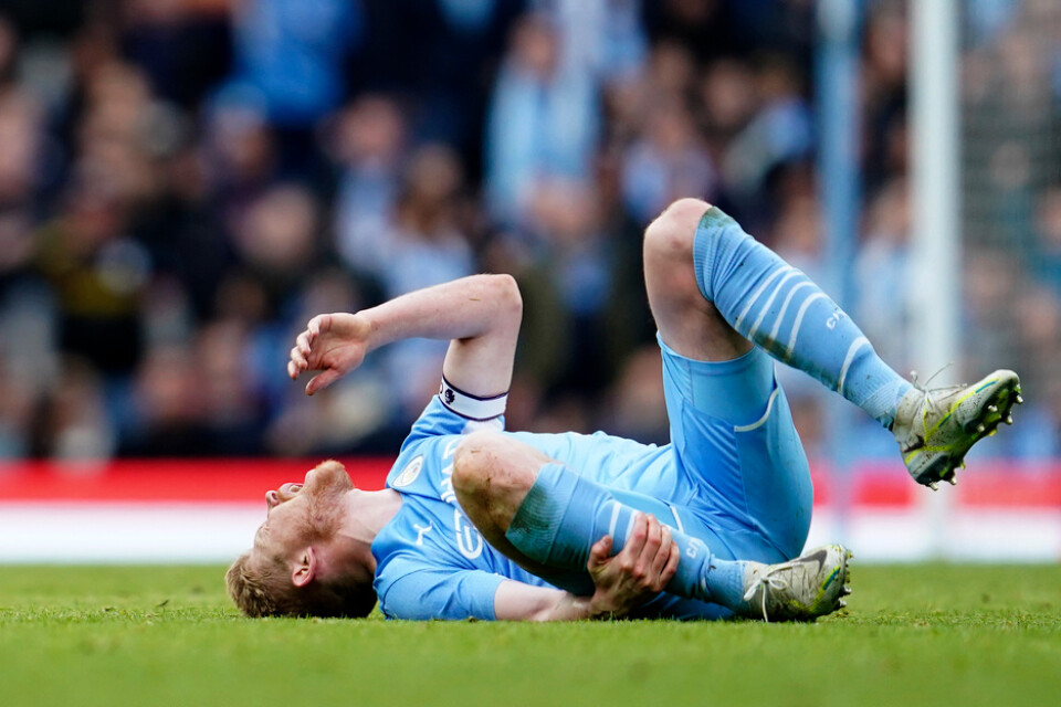 Manchester Citys Kevin De Bruyne skriker ut sin smärta efter att ha ådragit sig en skada i Premier League-mötet med Liverpool på Etihad i Manchester i april 2022.