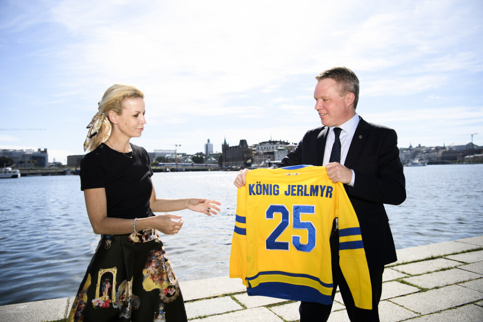 Finansborgarrådet Anna König Järlemyr (M) och hockeyförbundets ordförande Anders Larsson meddelar att ishockey-VM ska hållas Stockholm 2025.
