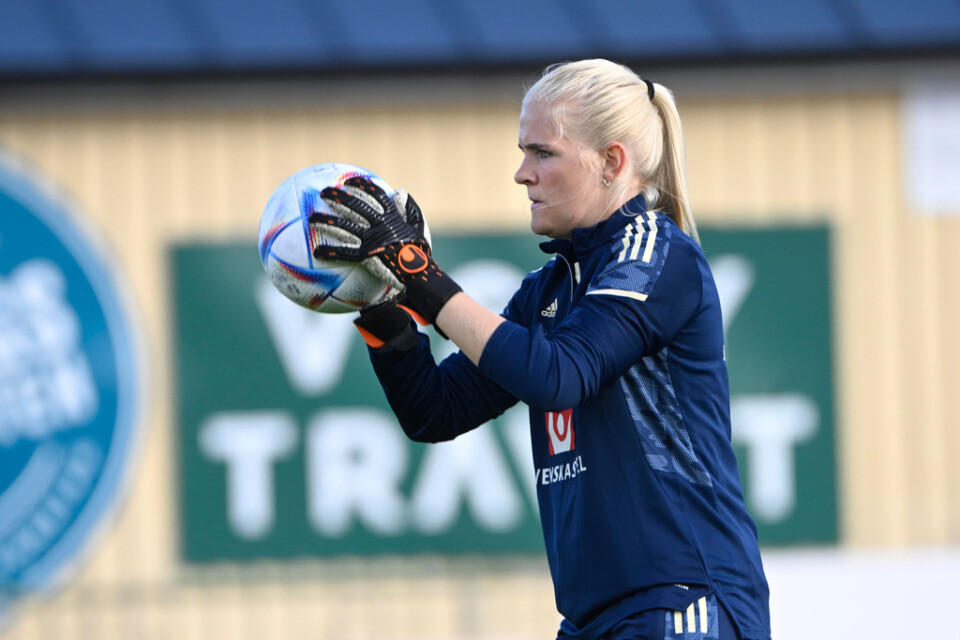 Lyonmålvakten Emma Holmgren under en träning med det svenska fotbollslandslaget på Gutavallen i Visby.