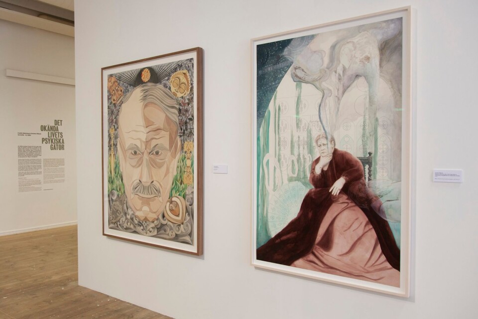 De två första motiven som möter besökarna på Kristianstads konsthall, till vänster ses Fredrik Söderbergs målning över C.G Jung och närmast ses Christine Ödlunds målning över Madame Blavatsky.