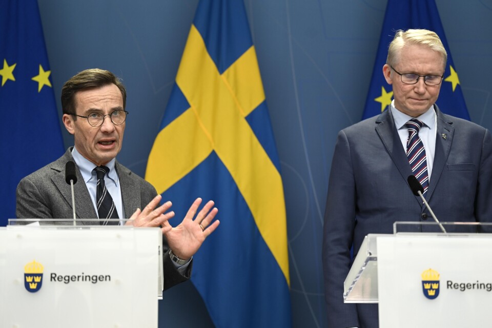 Statsminister Ulf Kristersson (M) och Mikael Tofvesson, avdelningschef för operativa avdelningen på Myndigheten för psykologisk försvar.