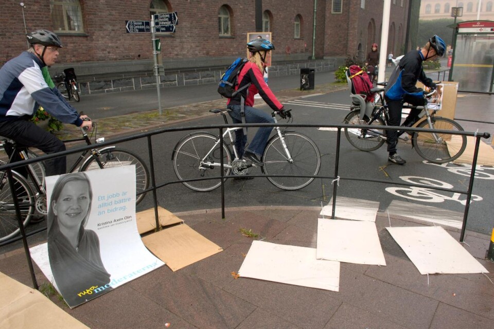 Att riva ned affischer och budskap som man inte delar är meningslös vandalism. Foto: JANERIK HENRIKSSON / TT