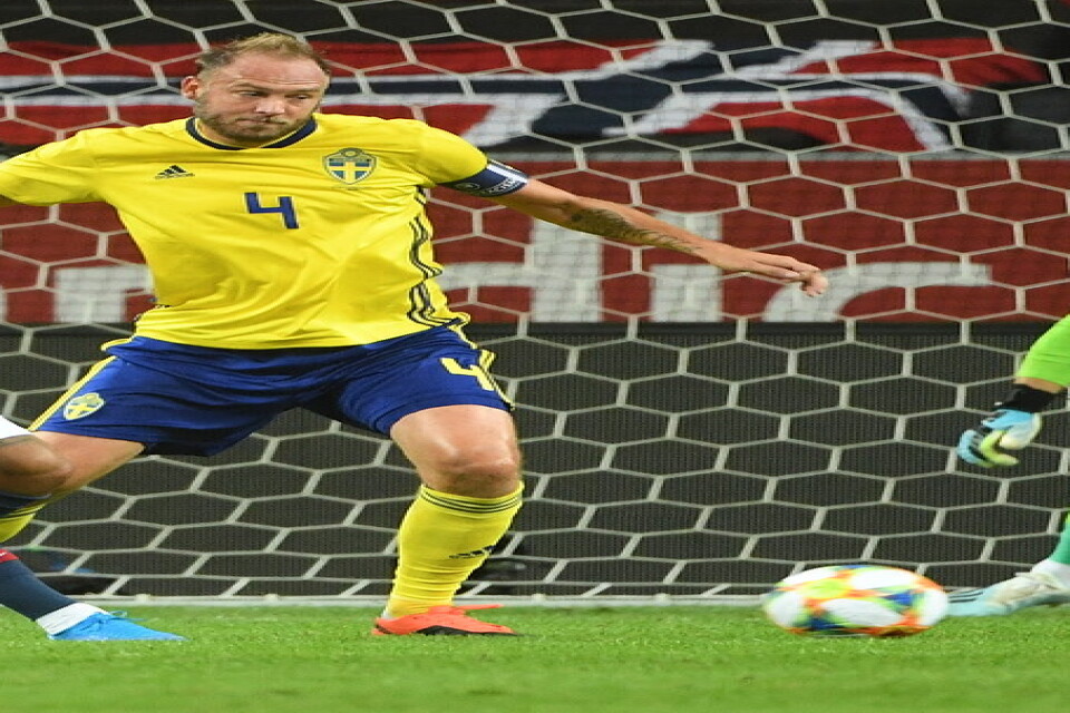 Sveriges lagkapten Andreas Granqvist gjorde ett misstag som bäddade för Norges ledningsmål.