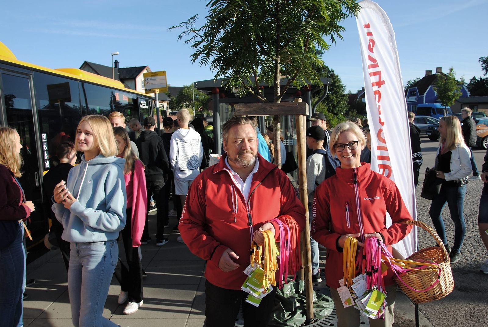 Mikael Partanen och Jeanette Broddesson på Bergkvara buss delade information om skolkortet när högstadieeleverna i Glimåkra åkte till terminens första skoldag.