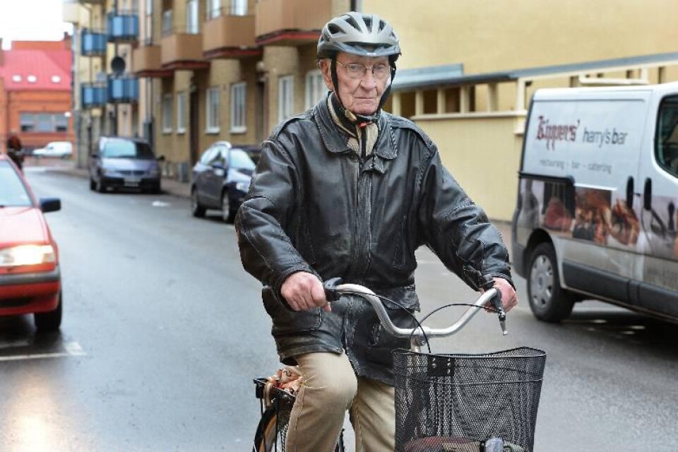 Åldersdiskriminerad. Reinhold Nilsson, 94 år, anklagades för att vara en dålig bilförare på grund av att han är gammal – utan att poliserna sett honom köra en meter. Nu har han ställt bilen och tar cykeln istället – men han känner sig illa behandlad och kränkt.
