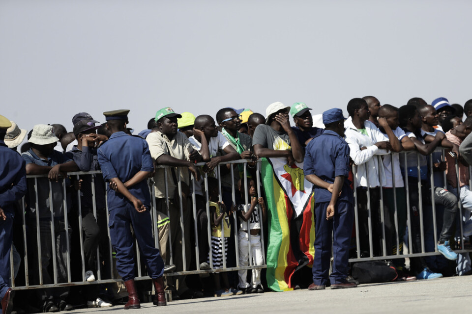 Invånare i Zimbabwes huvudstad Harare väntar på den kortege som ska föra landets förre president Robert Mugabe till lit de parade.
