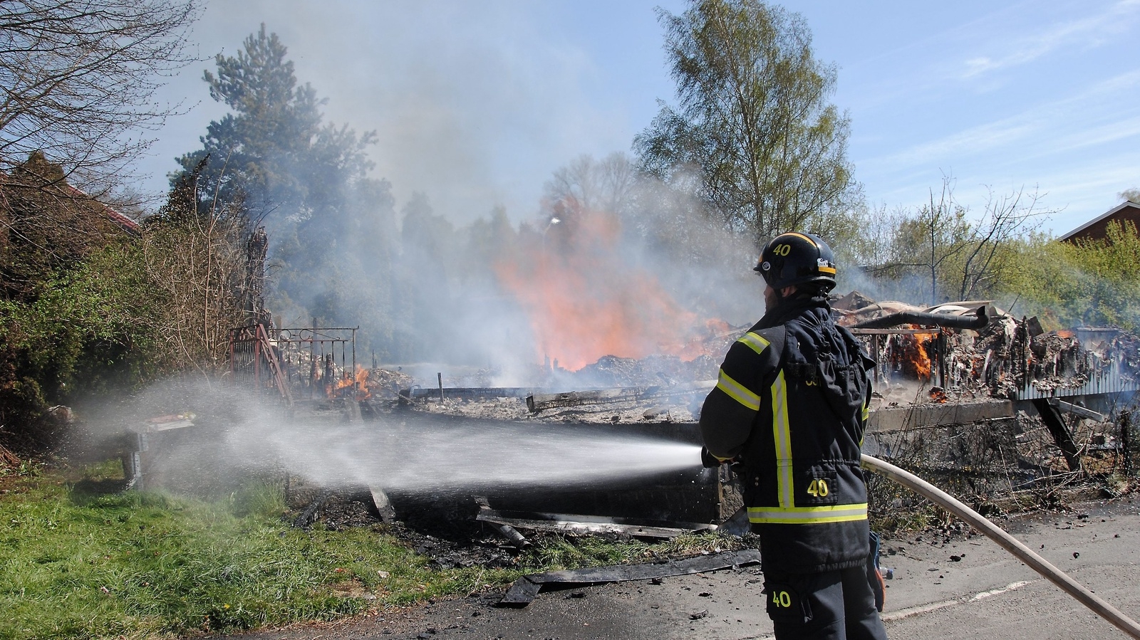 Villabranden i Glimåkra startade vid strax efter klockan sex på söndagsmorgonen. Omkring 20 man var på plats för att släcka branden. FOTO: SUSANNE GÄRE