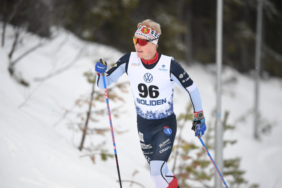 Jens Burman under herrarnas 15 km klassisk stil vid skidpremiären i Gällivare – innan han bröt.