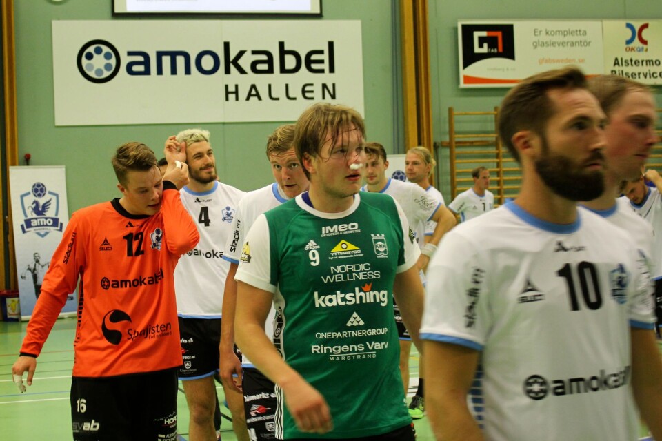 Två av matchens huvudpersoner. Till vänster Amomålvakten Wilhelm Nättsjö och i mitten med tussar i näsan Kungälvs Filip Moberg Andersson.