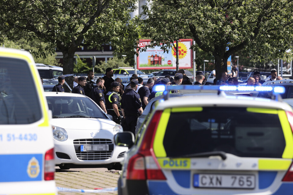 Poliser i Hjällbo efter dödsskjutningen vid stadsdelstorget en eftermiddag i slutet av maj. Två dagar tidigare ägde ett stort bråk rum på samma plats. Arkivbild.