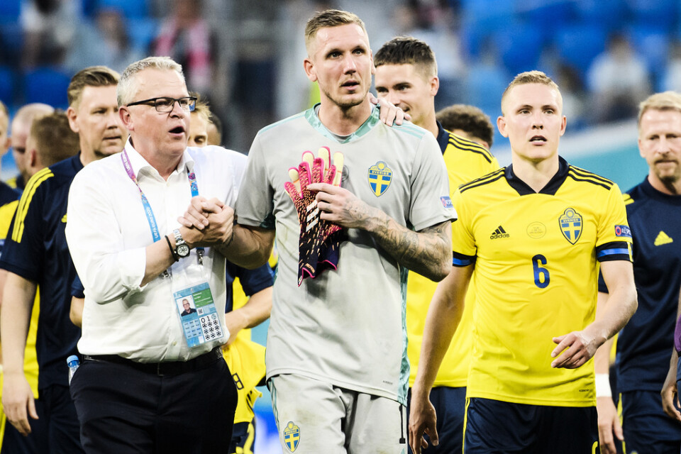 Sveriges förbundskapten Janne Andersson, målvakten Robin Olsen och vänsterbacken Ludwig Augustinsson efter 3–2-segern mot Polen.