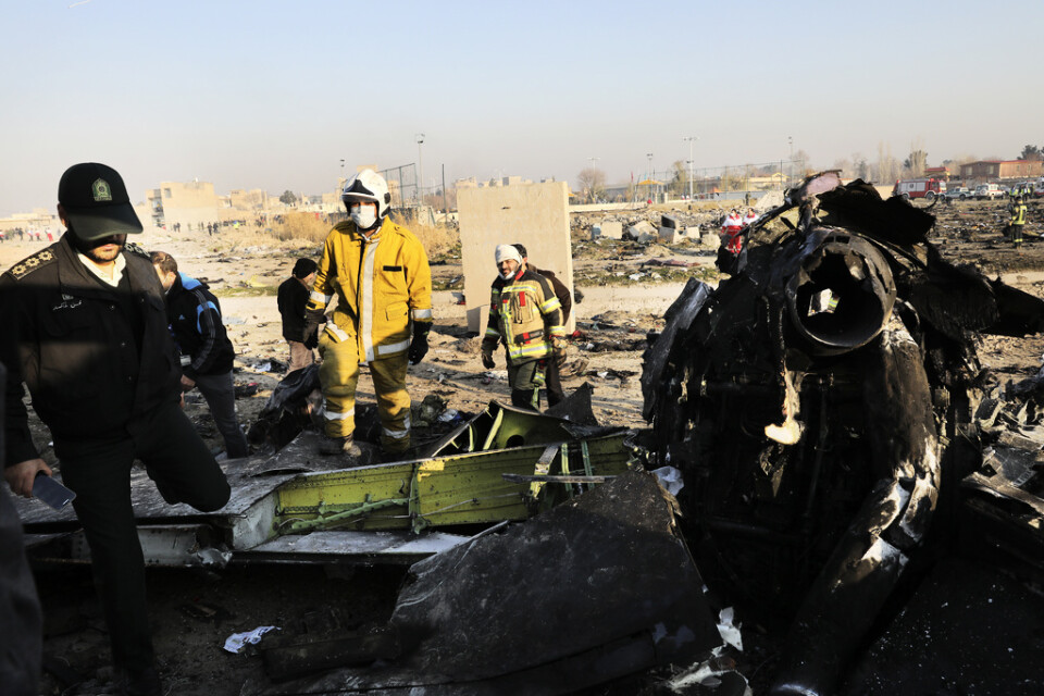 Räddningsmanskap arbetar bland vrakdelarna från det ukrainska flygplan som kraschade utanför Irans huvudstad Teheran.