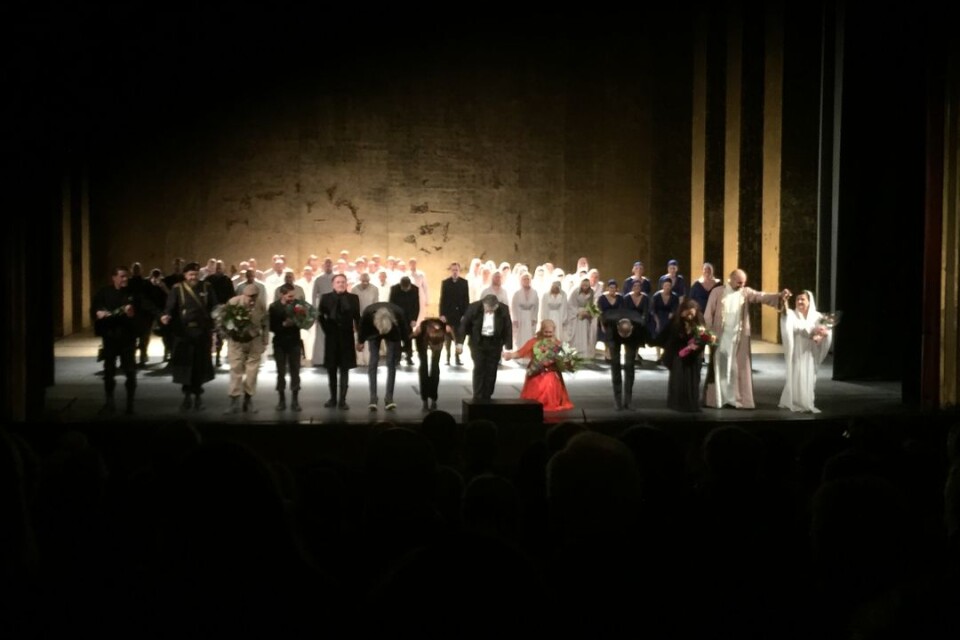 Efter tre timmar var det en stående publik som applåderade hela uppsättningen av Verdis ”Aida”.